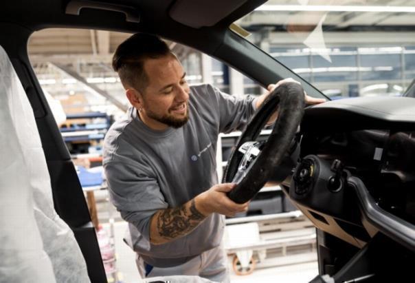 Marc Trauffer beeindruckt die Präzisionsarbeit der hochqualifizierten Arbeiterschaft am Volkswagen Standort in Bratislava 